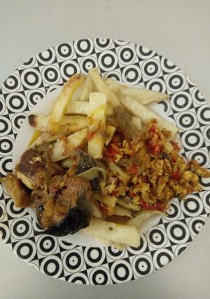 A picture of Fried Yam, egg sauce n fish.