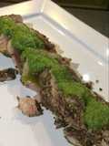 Atún encostrado en pimienta y granos de mostaza con Pesto