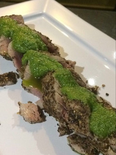Una foto de Atún encostrado en pimienta y granos de mostaza con Pesto