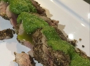 Una foto de Atún encostrado en pimienta y granos de mostaza con Pesto