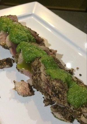 Una foto de Atún encostrado en pimienta y granos de mostaza con Pesto