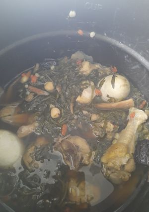 Hình của món Gà hầm lá ngải.
