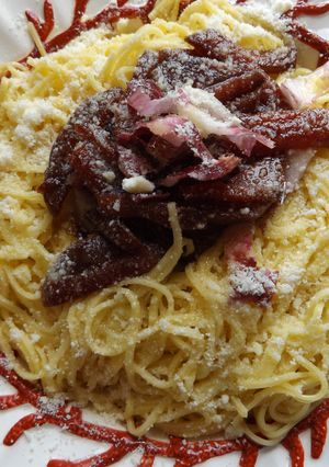 Una foto de Pasta fresca con endibias rojas y remolacha