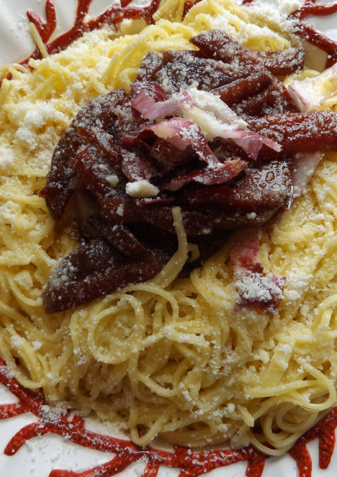 Una foto de Pasta fresca con endibias rojas y remolacha