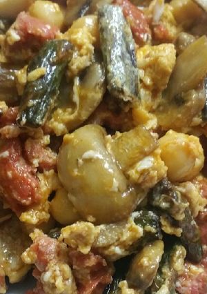 Una foto de Revuelto de verduras con chorizo