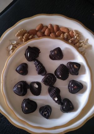 ડ્રાયફ્રુટ ચોકલેટ(Dryfruit chocolate recipe in Gujarati) રેસીપી મુખ્ય ફોટો