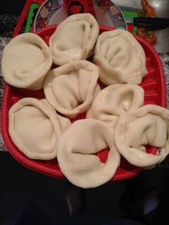Una foto de Agnolotis con tapa de empanada