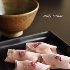 A picture of Cherry Blossom Mochi with Petals.