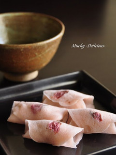 A picture of Cherry Blossom Mochi with Petals.