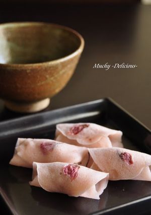 A picture of Cherry Blossom Mochi with Petals.