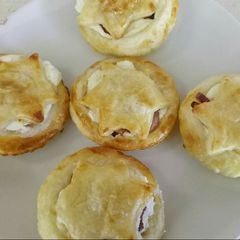A picture of Goat's cheese and caramelised balsamic onion mini pies 🎄.