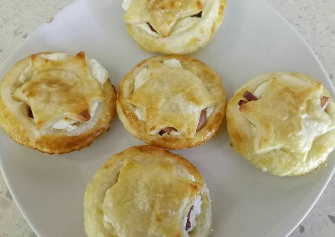 Step-by-Step Guide to Make Favorite Goat's cheese and caramelised balsamic onion mini pies 🎄