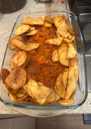 Una foto de Bifes a la Criolla con papas a la española