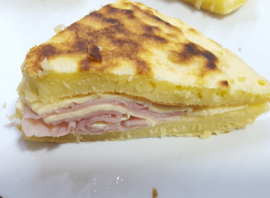Una foto de Sándwich tipo Tostado Mc Donalds de Jamón y queso, pero hecho en casa