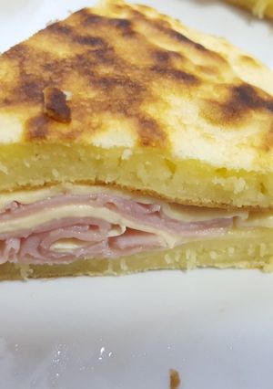 Una foto de Sándwich tipo Tostado Mc Donalds de Jamón y queso, pero hecho en casa