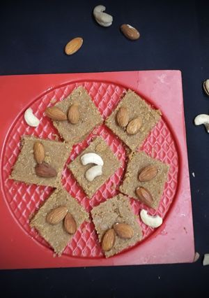 સુખડી(Sukhdi Recipe in Gujarati) રેસીપી મુખ્ય ફોટો