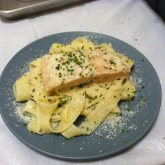 A picture of Salmon Alfredo.