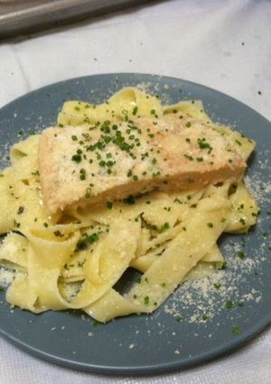 A picture of Salmon Alfredo.