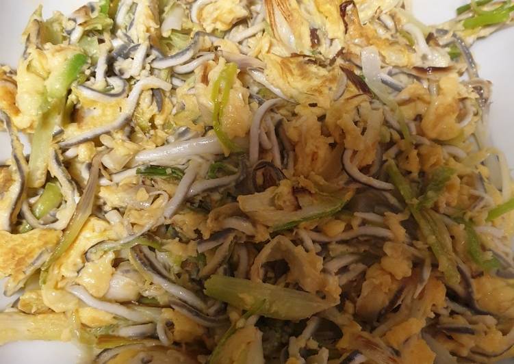 Revuelto de ajetes y gulas