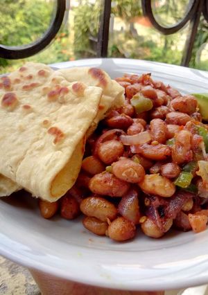 A picture of Coconut cumin beans with Naan bread.
