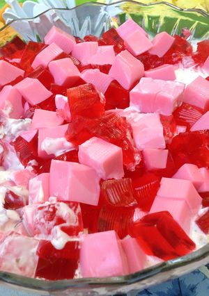 A picture of Strawberry jelly with cream.