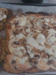 Una foto de Pizza🍕con base de coliflor