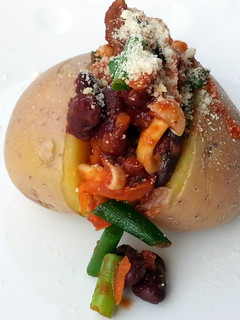 A picture of Baked Potato With Spicy Beans And Vegetable.