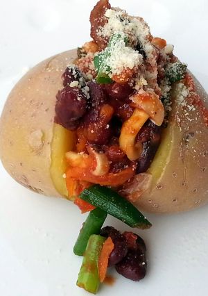 A picture of Baked Potato With Spicy Beans And Vegetable.