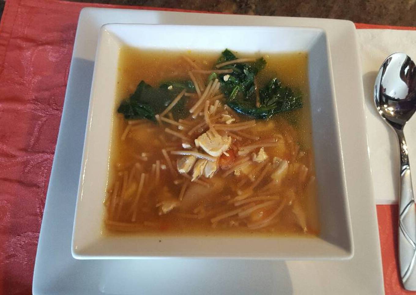 Saludable sopa de fideos con pollo y espinacas