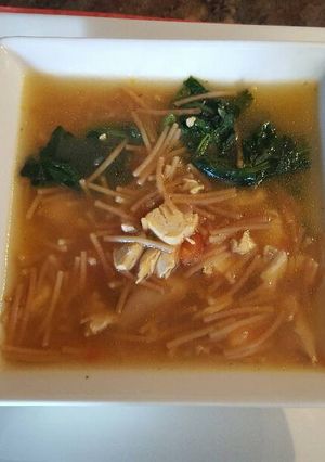 Una foto de Saludable sopa de fideos con pollo y espinacas