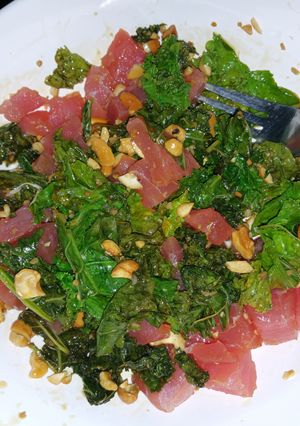A picture of Raw Tuna Kale Teriyaki Sesame Salade with Cashews.