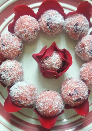 A picture of Rose-Coconut Ladoo.