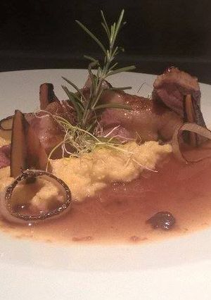Sült kacsamell, parmezános puliszka,roppanós zöldségek, mazsolás fehérbor mártás recept fotója