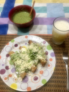 Una foto de Tacos dorados de pollo