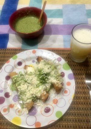 Una foto de Tacos dorados de pollo