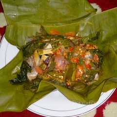 รูปของ Pepes Ikan Asin Daun Singkong