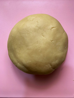 A picture of Easy flaky Butter Pie crust dough (for apple pie, banana pie, chicken pie).