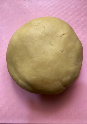 A picture of Easy flaky Butter Pie crust dough (for apple pie, banana pie, chicken pie).