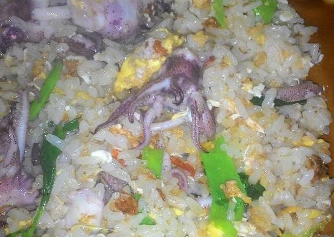 Cara Gampang Menyiapkan Nasi goreng cumi, Bisa Manjain Lidah