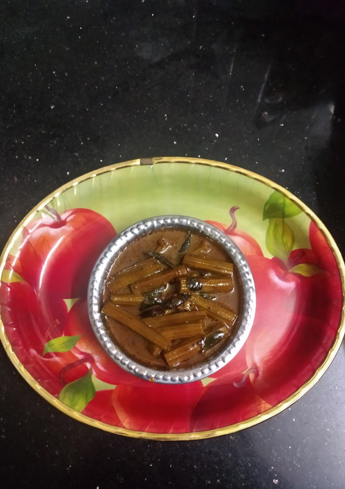 * முருங்கைக் காய் வத்தக் குழம்பு*(drumstick curry recipe in tamil) செய்முறை முக்கிய புகைப்படம்