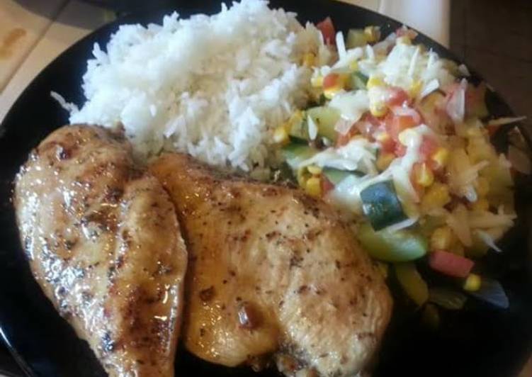 Grilled chicken with calabasitas and white rice