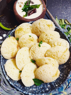 A picture of Instant Rava idli with Coconut chutney.