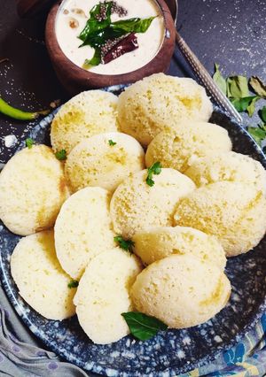 A picture of Instant Rava idli with Coconut chutney.