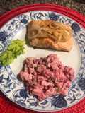 Salmón con cebolla y Ensalada Rusa