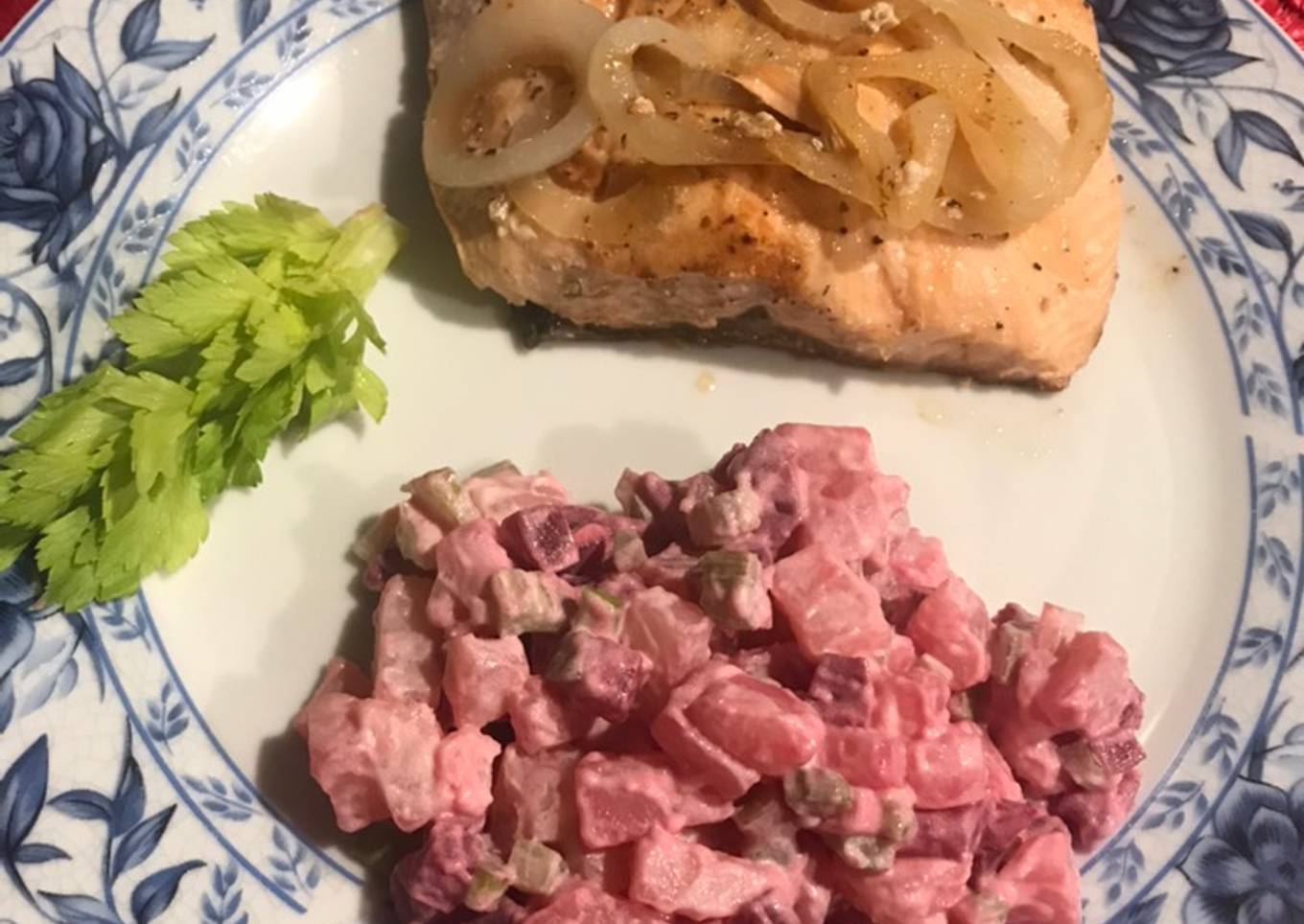 Salmón con cebolla y Ensalada Rusa