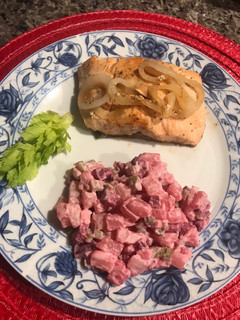 Una foto de Salmón con cebolla y Ensalada Rusa