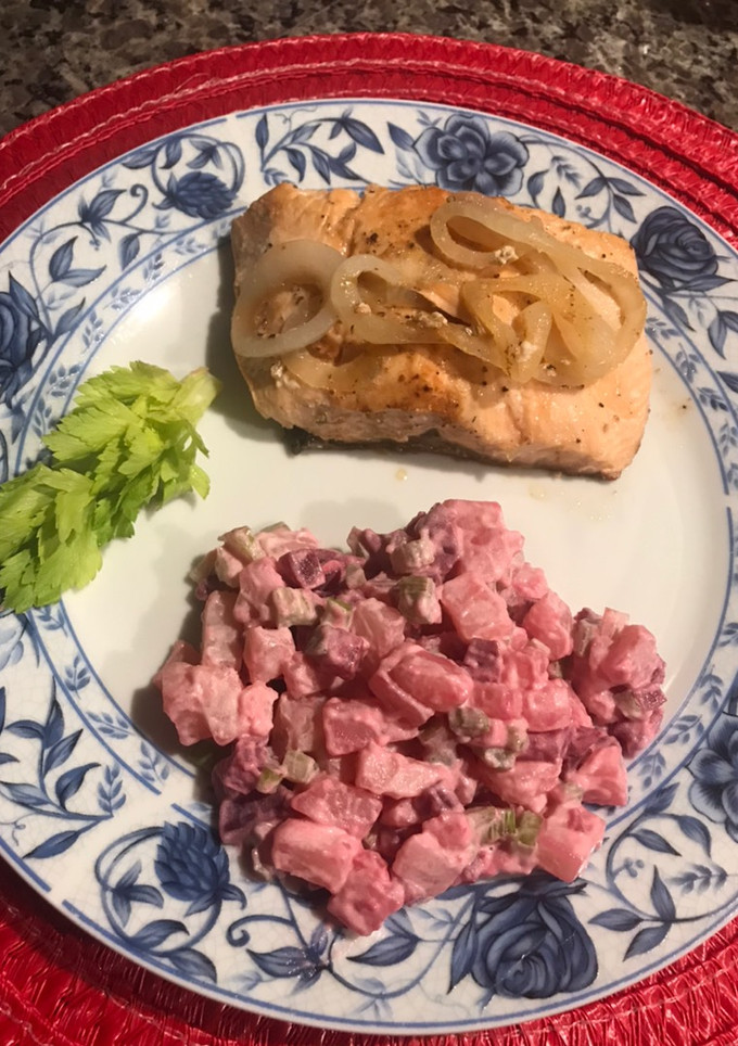 Una foto de Salmón con cebolla y Ensalada Rusa