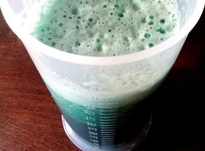 Una foto de Batido de manzana y spirulina