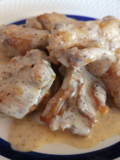 Una foto de Pollo y conejo adobado en freidora de aire con salsa trufada