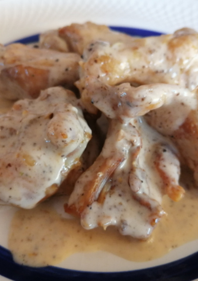 Una foto de Pollo y conejo adobado en freidora de aire con salsa trufada